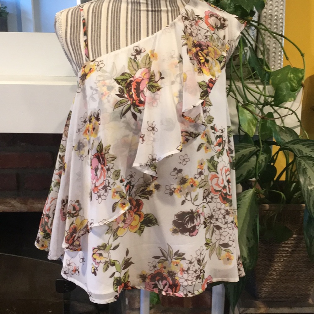 Leith ruffle one shoulder floral top!